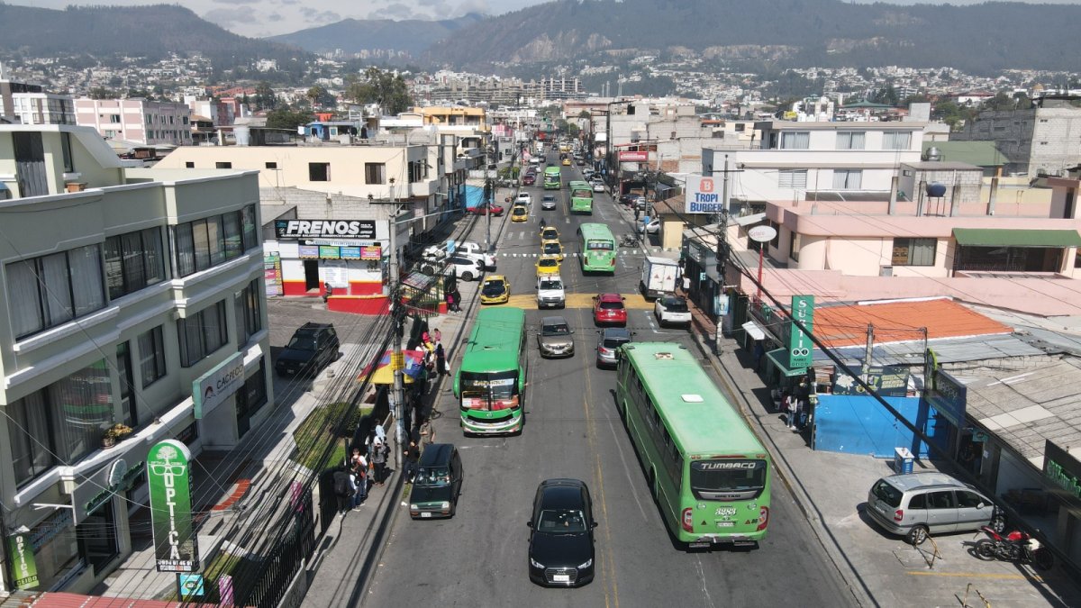 Congestión. El tráfico en la calle María Angélica Idrovo, una de las vías principales de Cumbayá, se caotiza a diario.