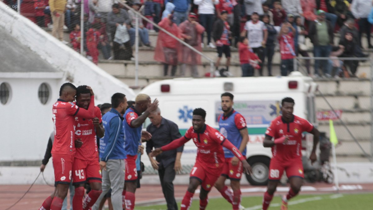 Jonathan Borja (c), de El Nacional, dio detalles de la propuesta de soborno que llegó a los militares.