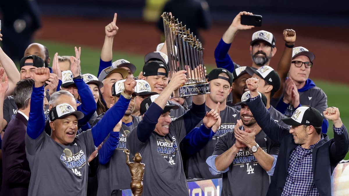 Integrantes de Los Angeles Dodgers levantando el título de las Grandes Ligas.