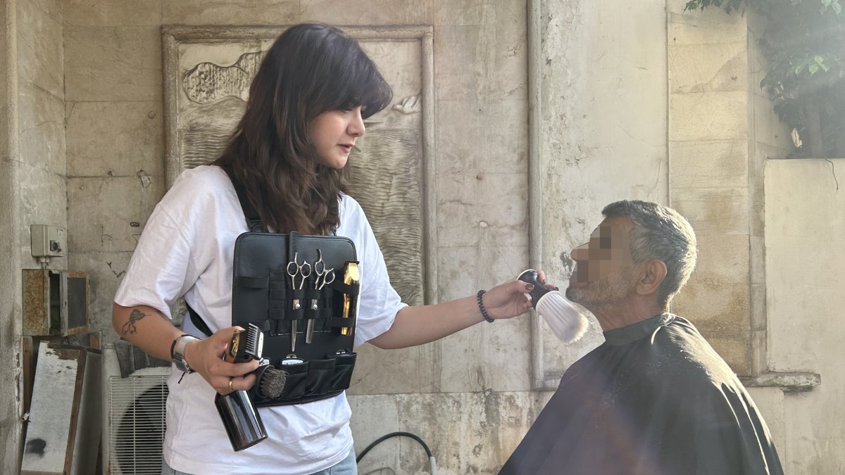 Kristie Rahal, una joven que desde hace un mes recorre las plazas y calles de la capital libanesa ofreciendo sus servicios de forma gratuita a niños, jóvenes y ancianos desplazados.