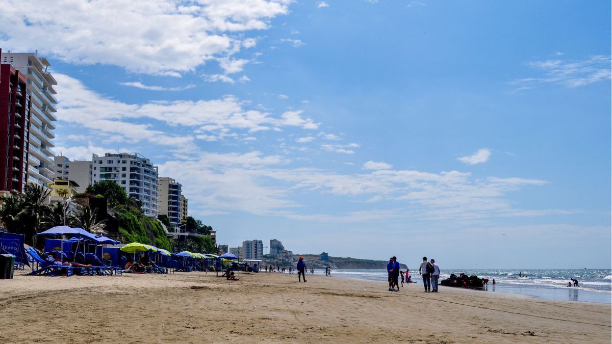El sector turístico de la Costa ecuatoriana esperan que ciudadanos visiten los balnearios a pesar de los apagones.