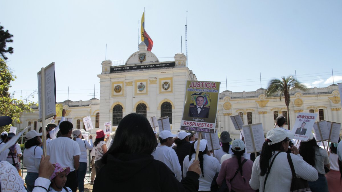 Familiares y colectivos exigen justicia en el caso de la subteniente Ati.