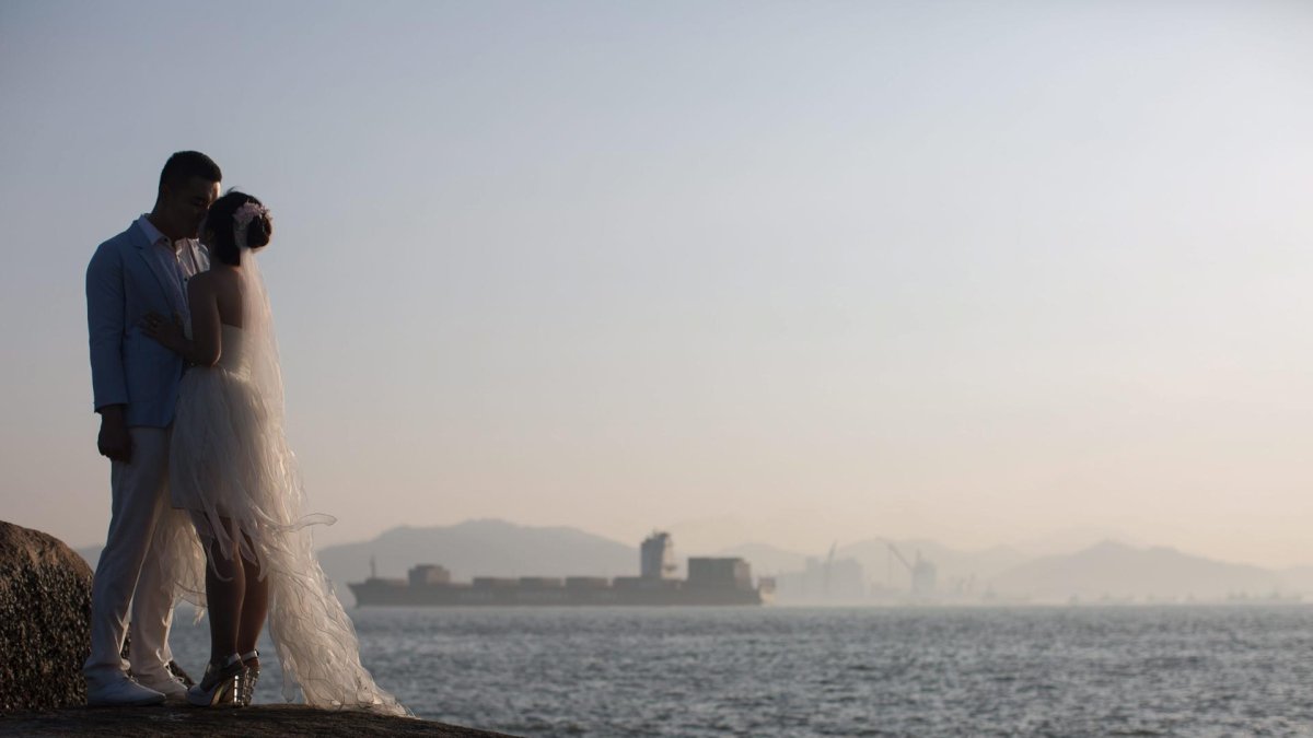 Una pareja posa para las fotos de su boda el 26 de diciembre de 2016, en Xiamen, provincia de Fujian (China).