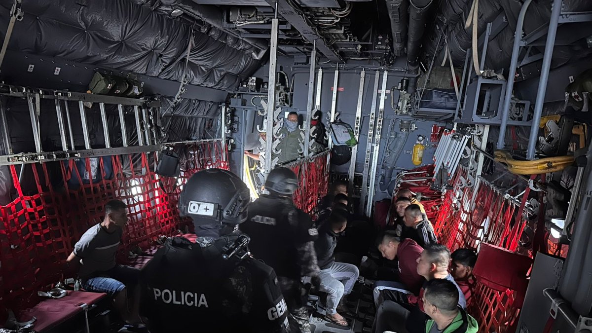 El avión de las Fuerzas Armadas aterrizó en la Isla San Cristóbal para luego despegar a Guayaquil.