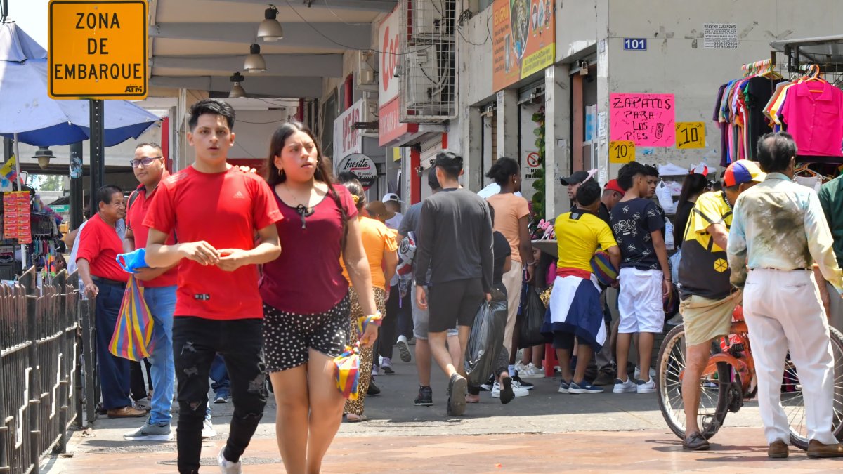 En las calles se divisa gran número de transeúntes, a pesar de ser un día de descanso.