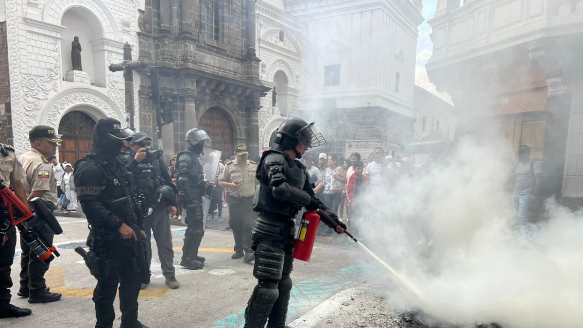 En días pasados, miembros de la Policía del Distrito Manuela Sáenz llegaron al Centro Histórico para impedir el paso de los manifestantes.