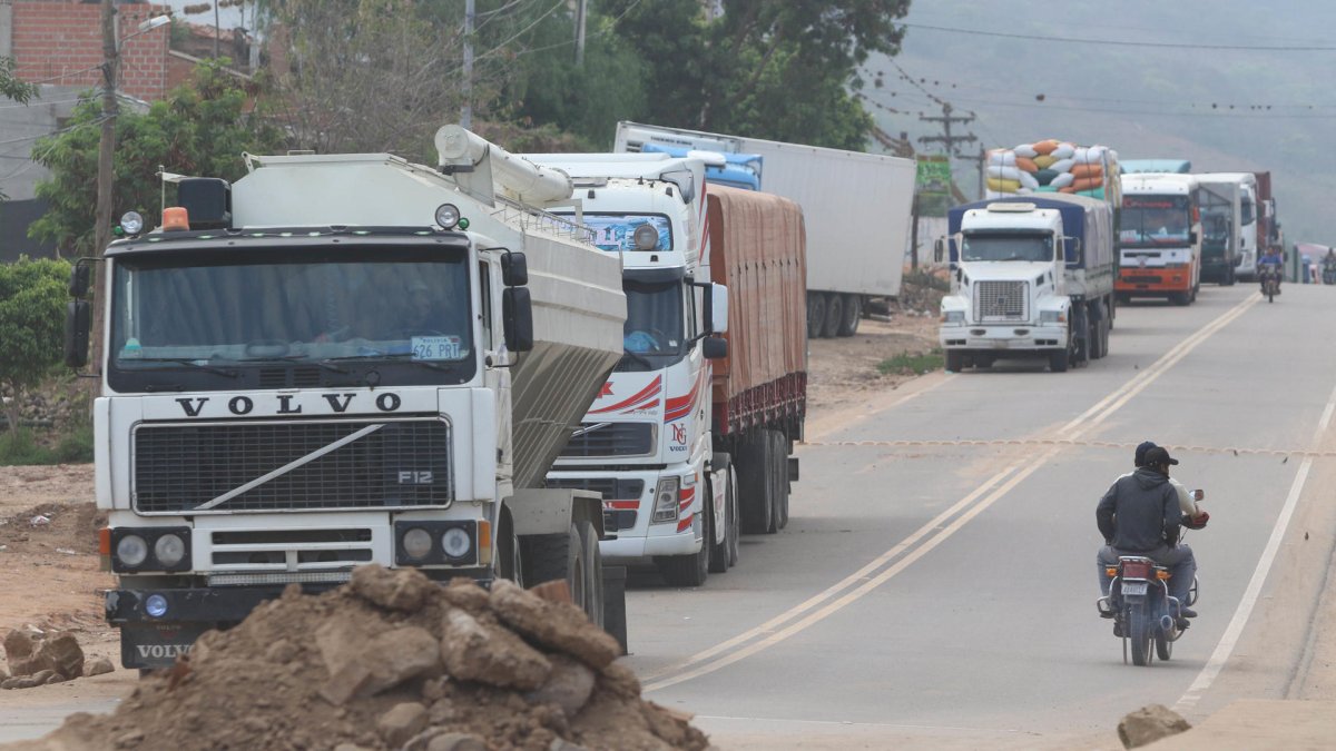 Decenas de camiones permanecen estacionados debido a un bloqueo de carreteras en Mairana, Santa Cruz (Bolivia).