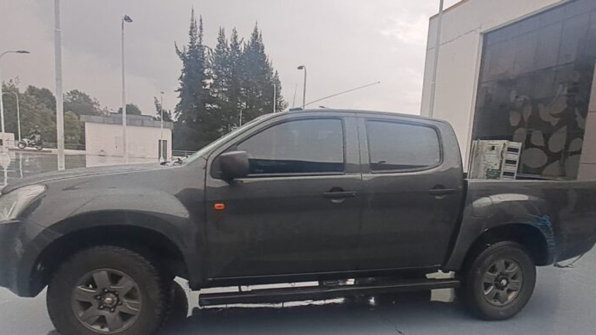 Entre los indicios se encontró un vehículo y tres armas de fuego.