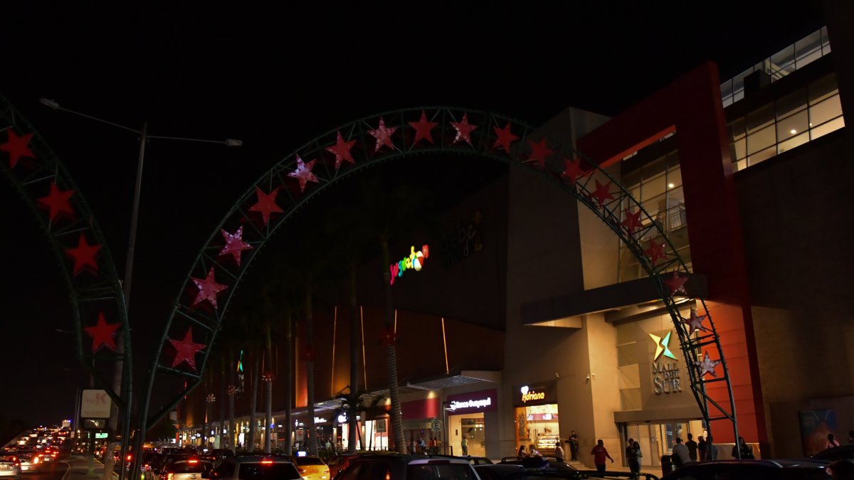 Montaje. Los tradicionales arcos de Mall del Sur fueron instalados, pero sus luces siguen sin encenders