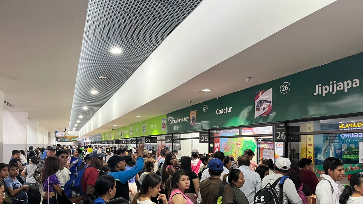 Decenas de ciudadanos acudieron al Terminal Terrestre de Guayaquil para viajar fuera de la ciudad.