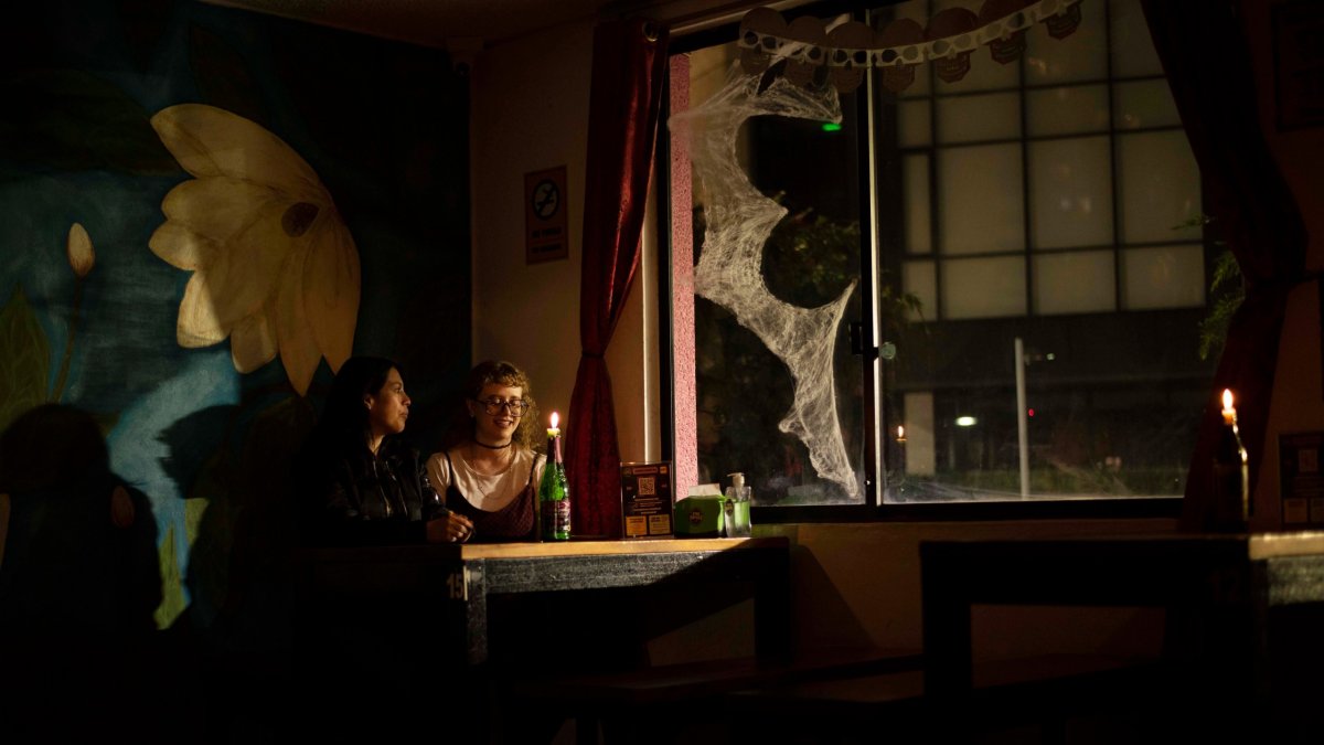 Sin un generador de energía, los negocios colocan velas. A los clientes les parece que es un ambiente más íntimo.