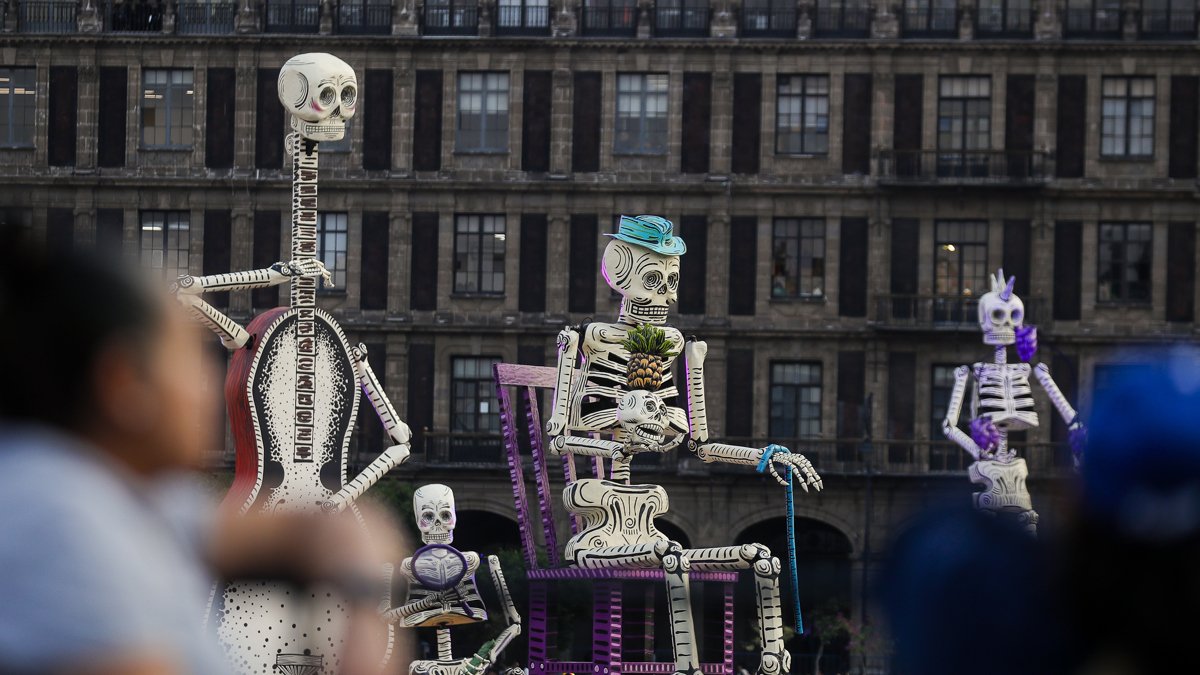 Fotografía de una escultura del Día de Muertos, este miércoles en el Zócalo de Ciudad de México (México).