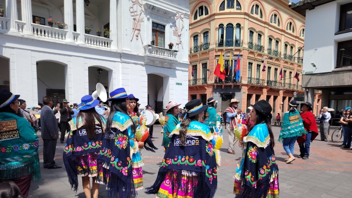 Paso. El baile durante la jocha en la Plaza Grande en centro de Quito.