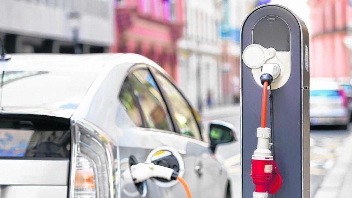 carga. Un carro eléctrica se recarga de energía.