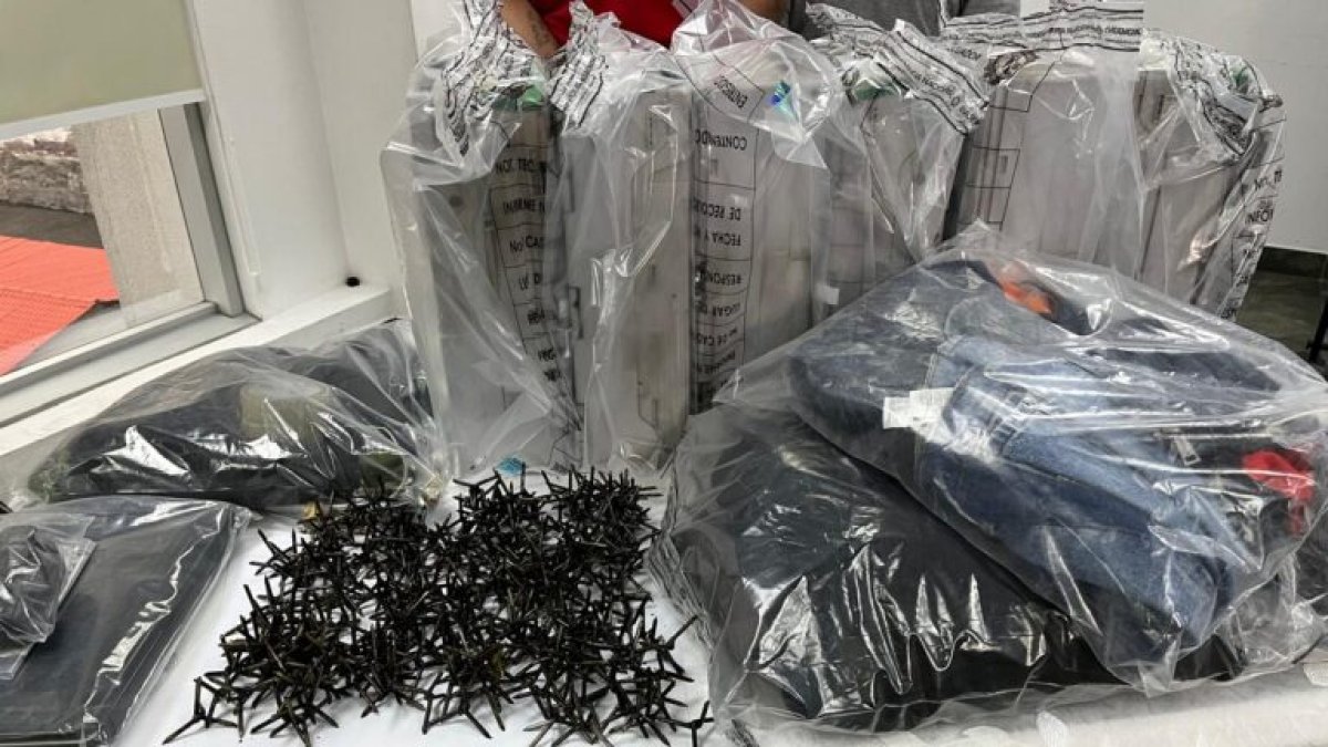 A los detenidos se les encontró un saco de yute con miguelitos.