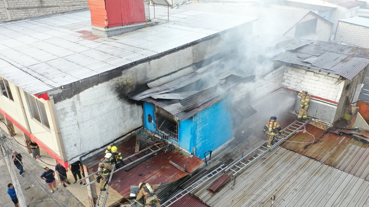 Personal bomberil durante las tareas de ventilación tras el incendio en un inmueble en las calles Séptima y Ayacucho, en el suroeste de Guayaquil.