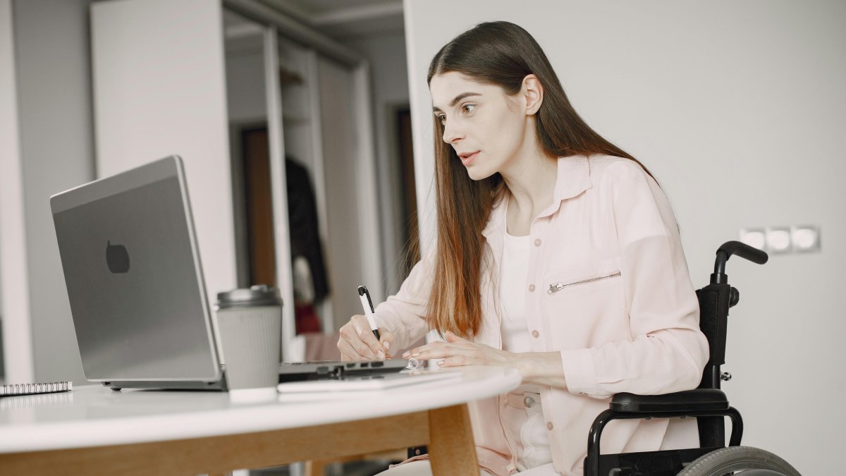 Digital. La personas con discapacidad acceden a stands de empresas.