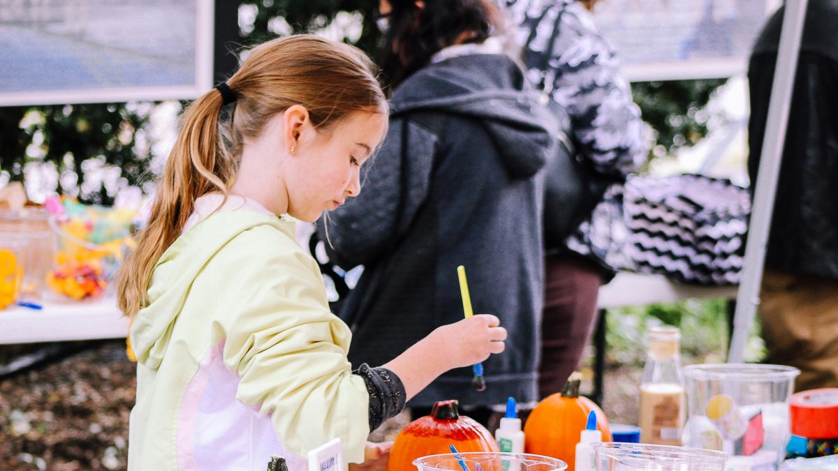 Referencial. Los niños desempeñan actividades artísticas y recreativas.