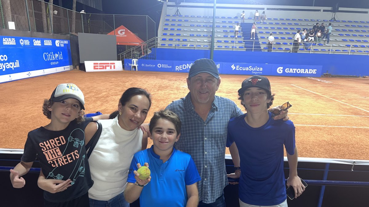 La familia Álvarez Molina acude todas las noches al evento deportivo.