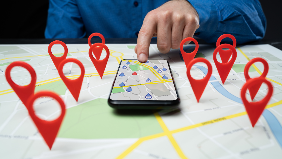 Tecnología. Una persona utiliza el mapa de Google.