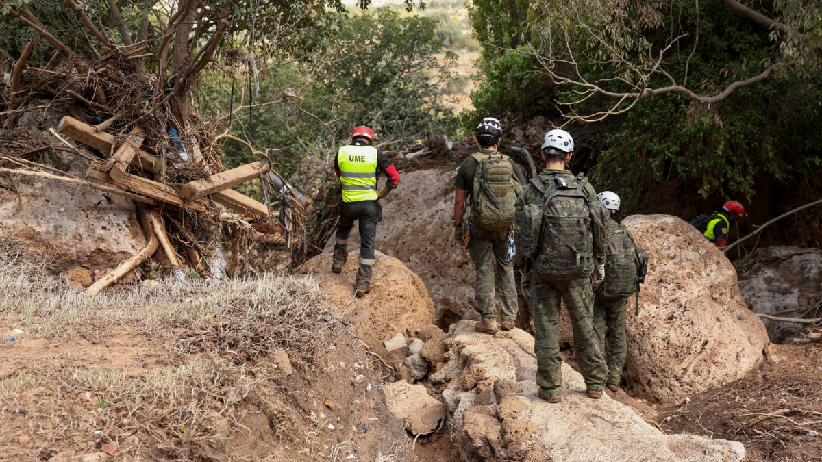 Efectivos de la Unidad Militar de Emergencia (UME) trabajan en la cañada de Letur (Albacete) este viernes
