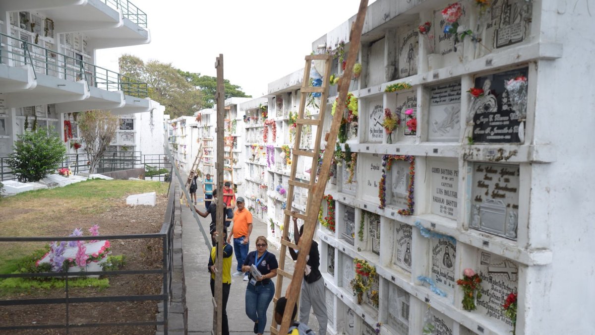 Los ciudadanos empezaron a llegar de a poco al Cementerio General de Guayaquil.