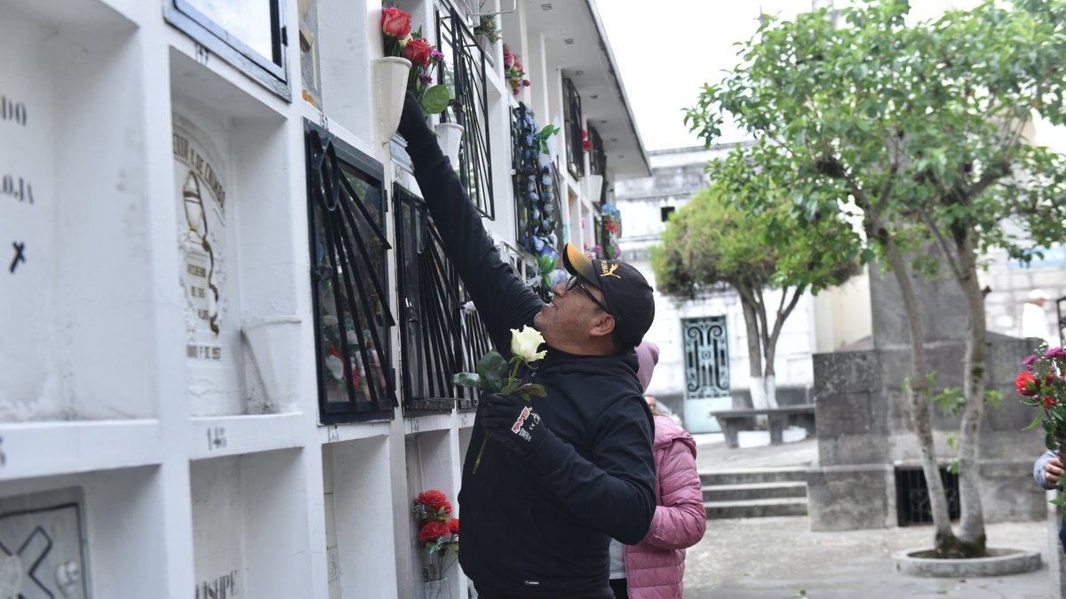 Ciudadanos ya empiezan a acudir a los cementerios en Quito para visitar a sus familiares.