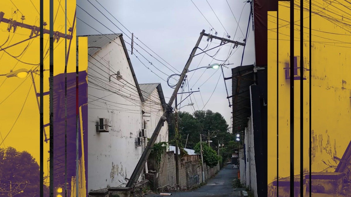 Un poste dañado está a punto de colapsar en la avenida Carlos Julio Arosemena, norte de Guayaquil.