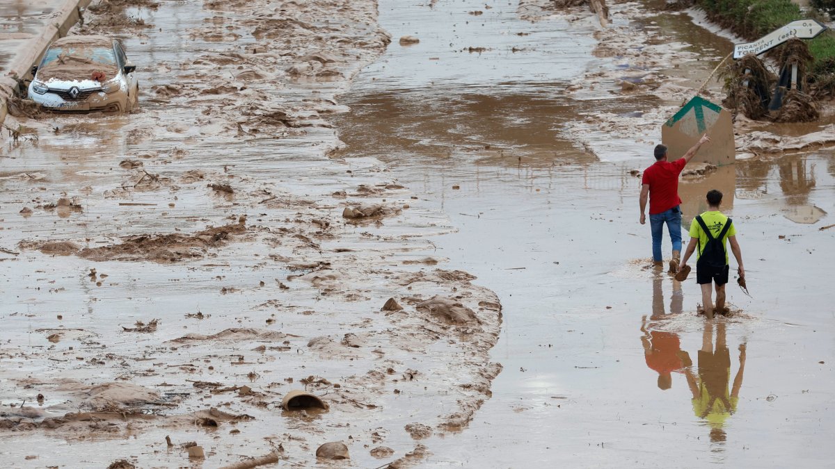 Aspecto de la carretera que une Valencia y Torrente, este jueves. La Comunidad Valenciana intenta recuperarse de la peor inundación del siglo en España.