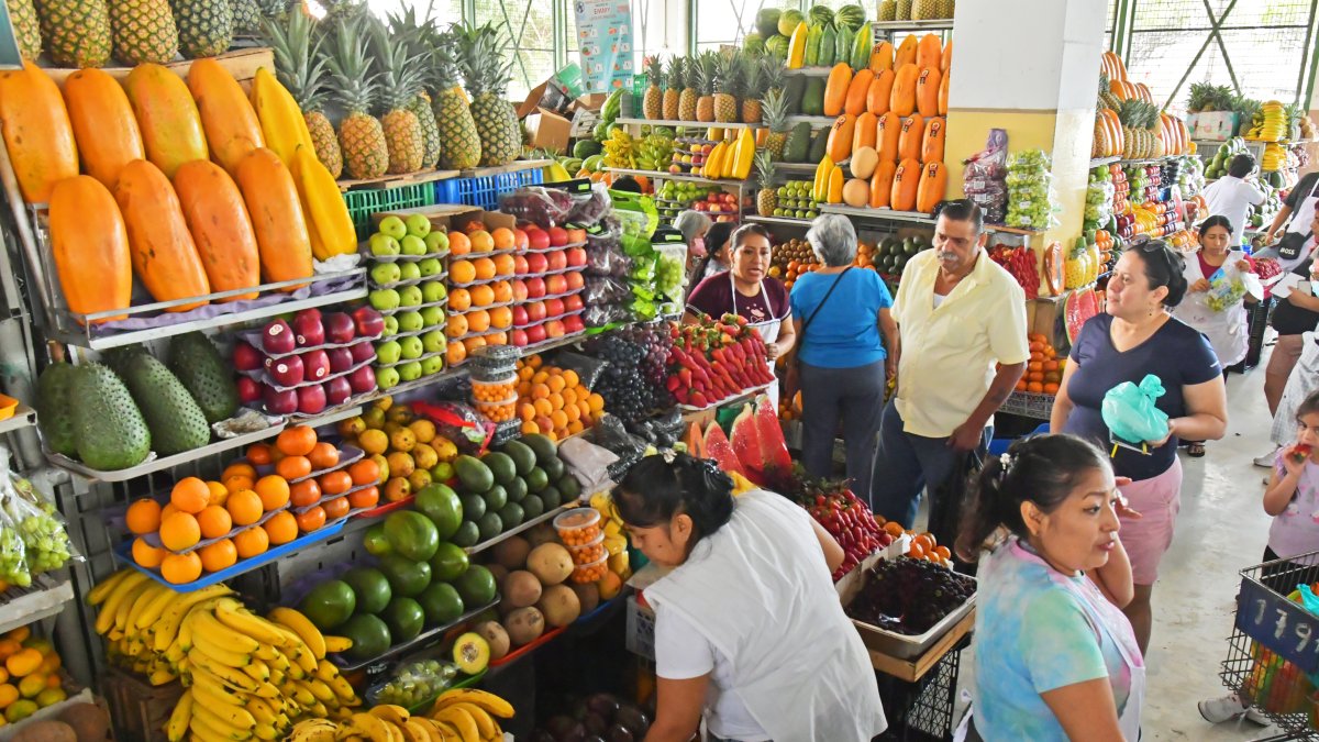 Mercado. En un puesto de la plaza de Sauces IX se puede ver que hay poco mamey versus el resto de frutas que sí hay suficiente.