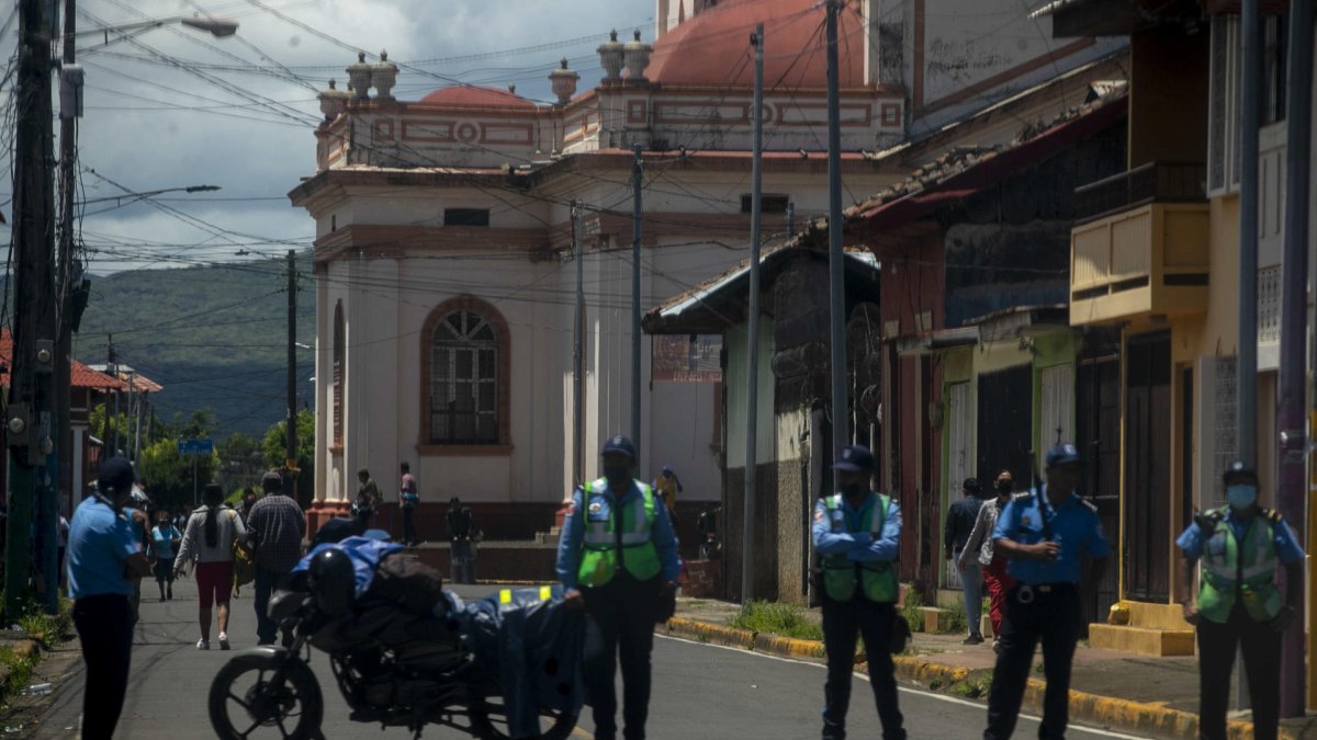 Agentes antidisturbios de la Policía Nacional vigilando la entrada de la iglesia de San Jerónimo en la ciudad de Masaya (Nicaragua).