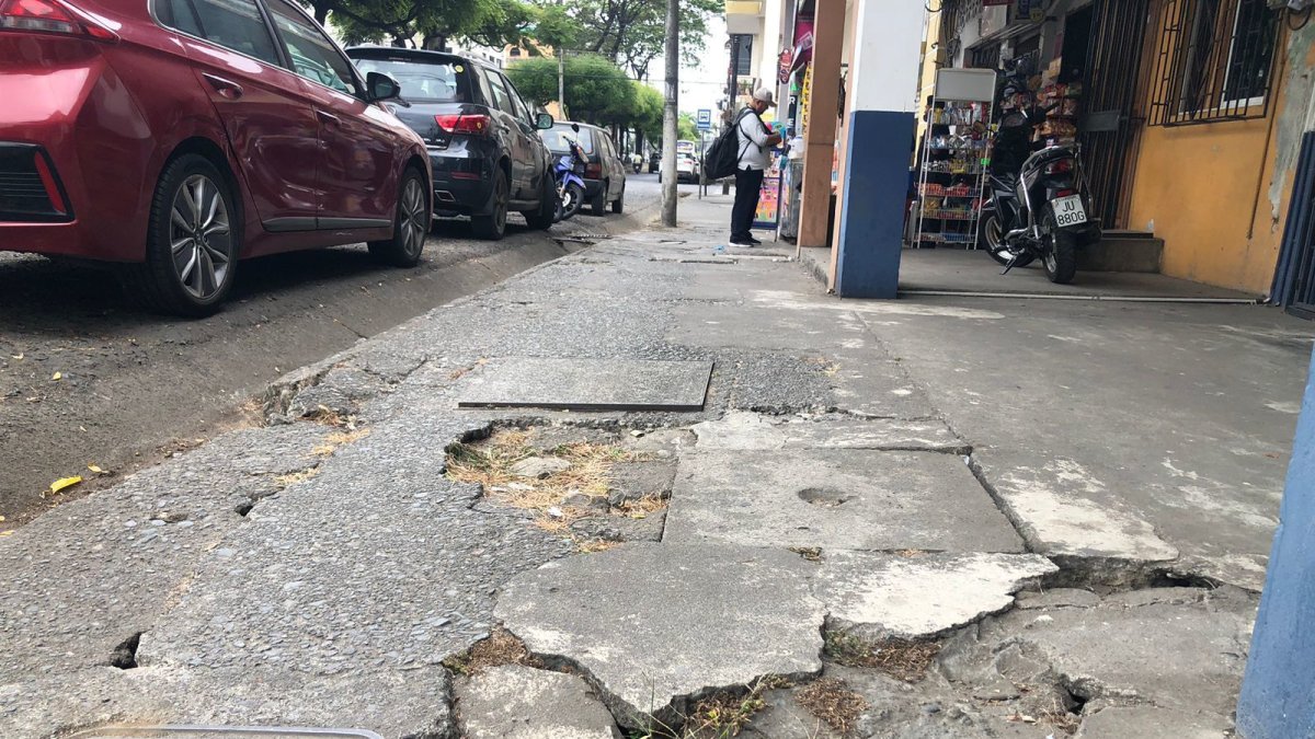 Daños. Las veredas lucen llenas de huecos. Se pide pronta intervención.