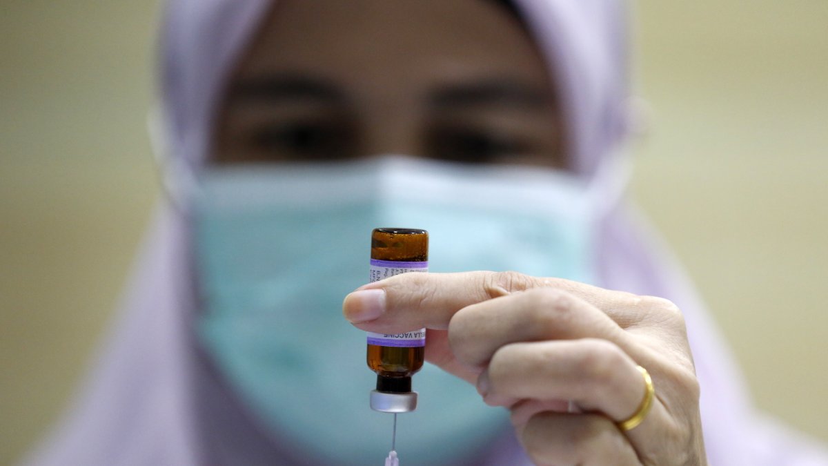 Proceso. Un trabajador de la salud prepara una vacuna contra el VPH.