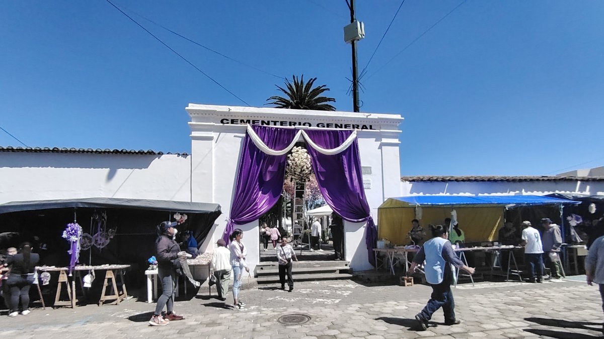 Familias latacungueñas visitan en el cementerio general de Latacunga.