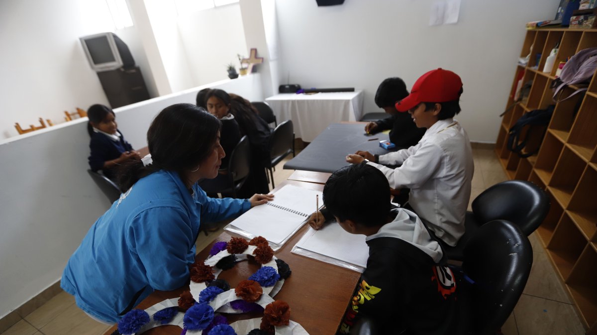 Enseñanza. En un acogedor salón, los niños se sumergen en sus tareas mientras disfrutan de juegos y participan en diversas actividades educativas, recreativas y artísticas.