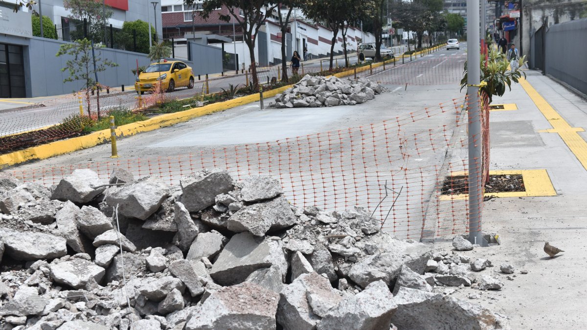 Construcción. Se colocaron rocas de una zona que fue intervenida.