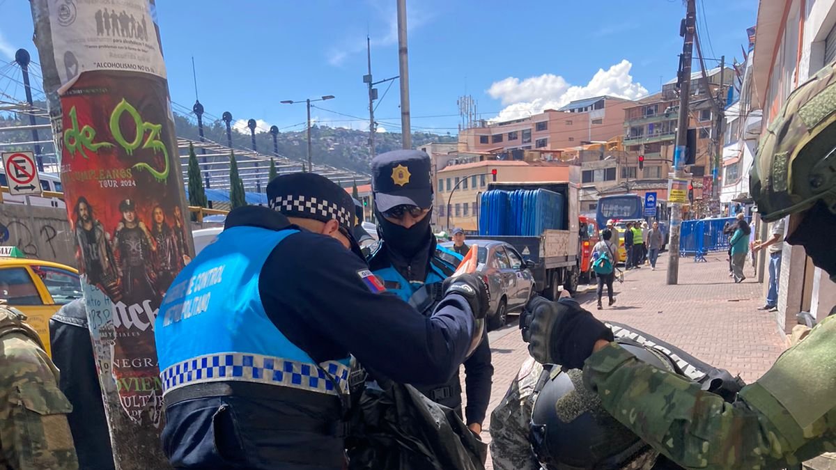 El operativo en Quito contó con agentes que son del Municipio, militares y policías.