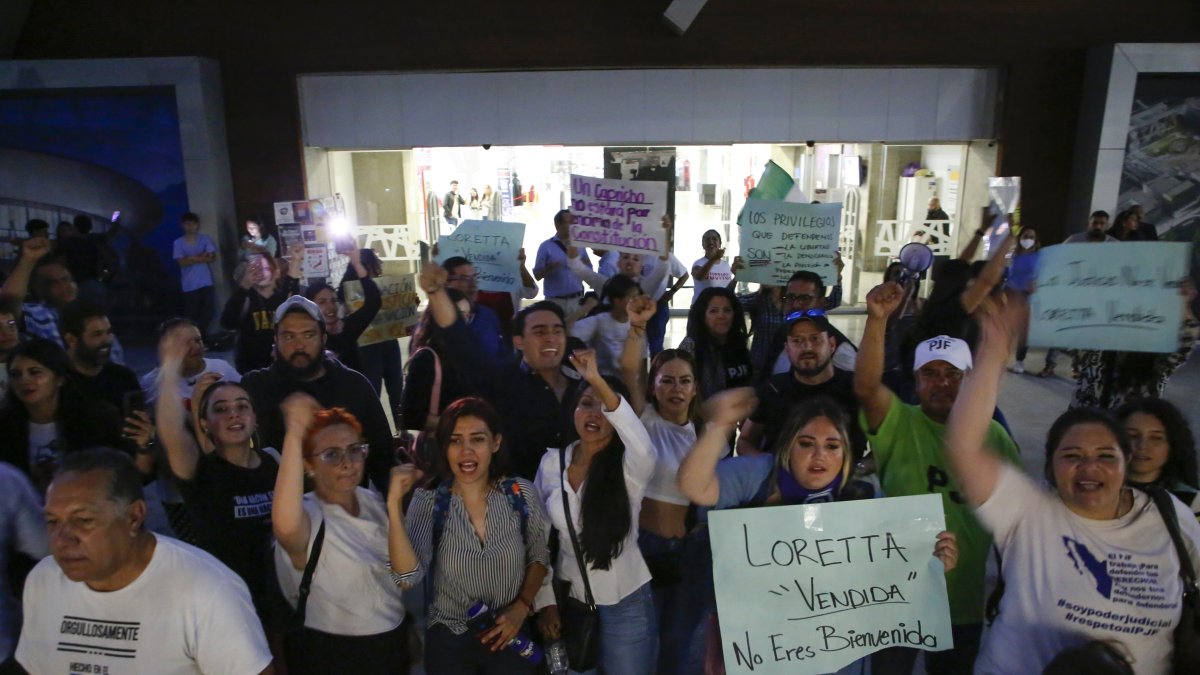 Trabajadores de la Función Judicial de México, protestan en contra de la elección de jueces.