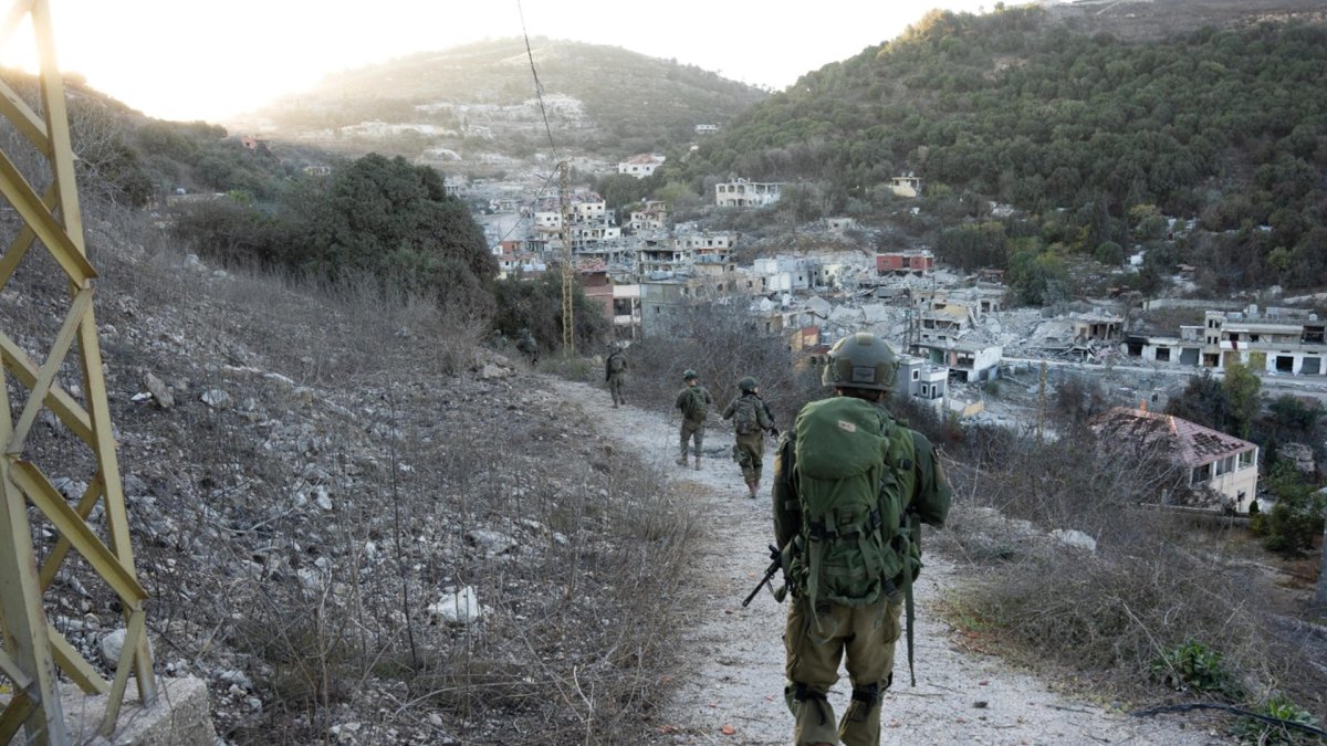 Militgares de Israel recorren una zona en Líbano, mientras se desarrolla una operación.