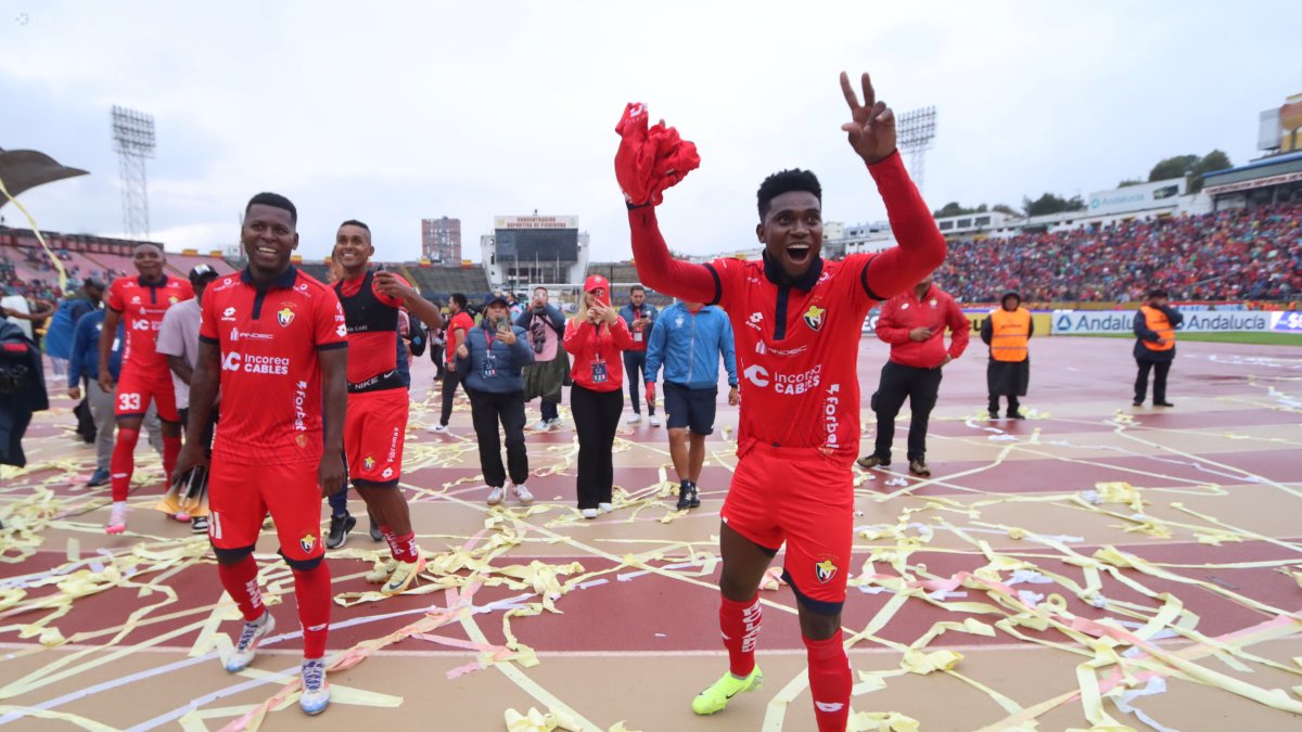 Jonathan Borja (d) y su festejo tras la clasificación de El Nacional a la gran final.