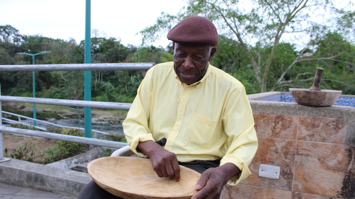 Mario Prudencio Quiñónez, de 88 años, lleva más de la mitad de su vida dedicado a este oficio.