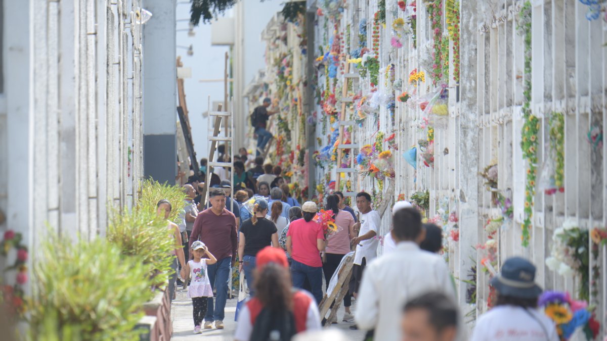 Recorrido. Con el paso de las horas, incrementó el número de personas que aprovecharon el inicio del feriado para visitar los cementerios.
