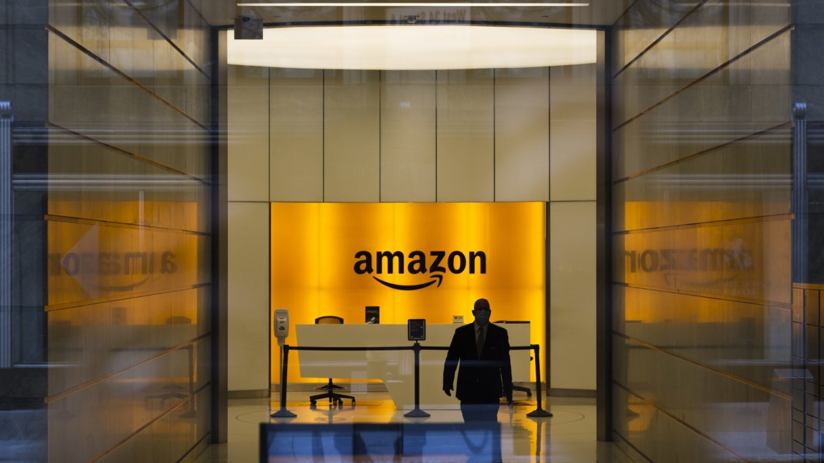 Edificio. La entrada de una de las oficinas de Amazon.