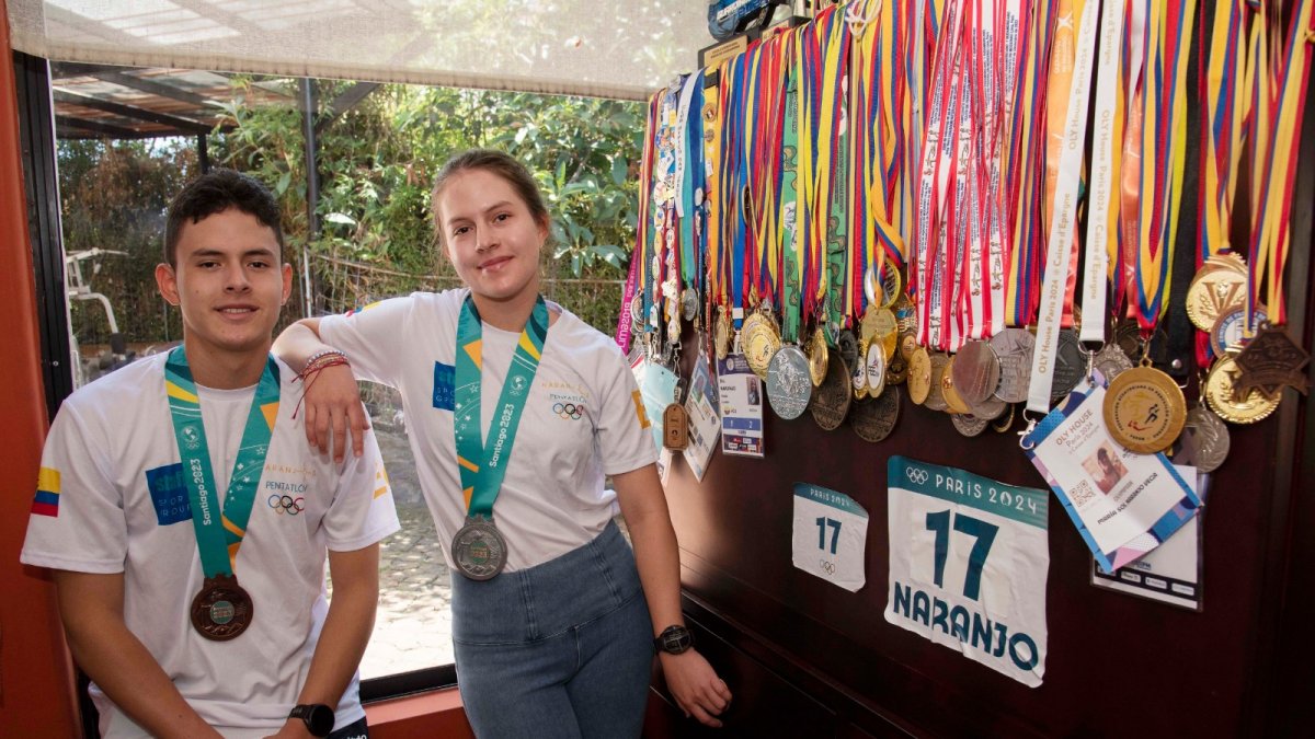 Los hermanos Bayardo y María Sol Naranjo junto a varias de las medallas que han ganado representando al país en las competencias de pentatlón moderno.