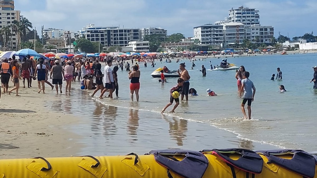 Desde la tarde de este 1 de noviembre, los turistas empezaron a llegar a las playas de Santa Elena. Salinas, en la imagen, ha sido una de las más visitadas.
