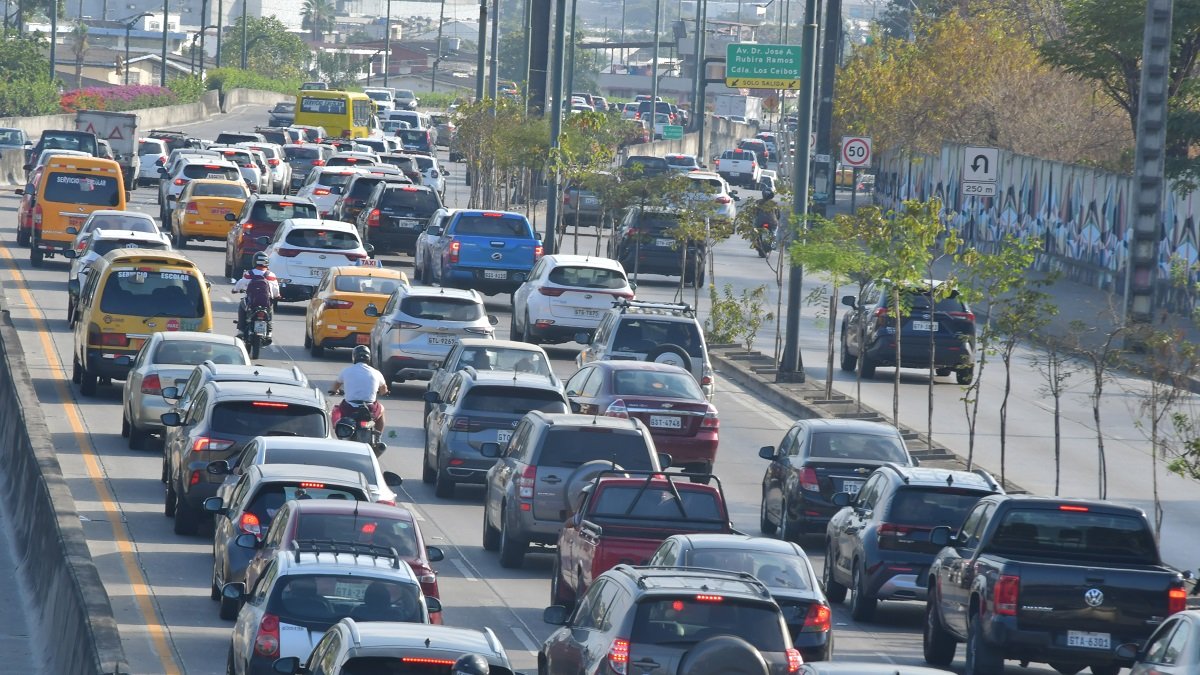 La avenida del Bombero registra un alto flujo vehicular en las mañanas. Los atolladeros se forman, en la mayoría de ocasiones, durante el ingreso de estudiantes a dos instituciones de la zona.