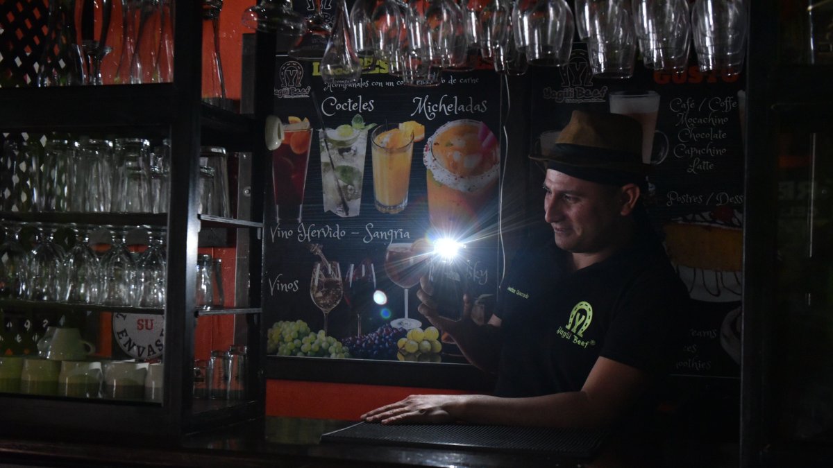 Malestar. Las personas buscan culpables por la crisis energética, polarizando opiniones en el debate público.