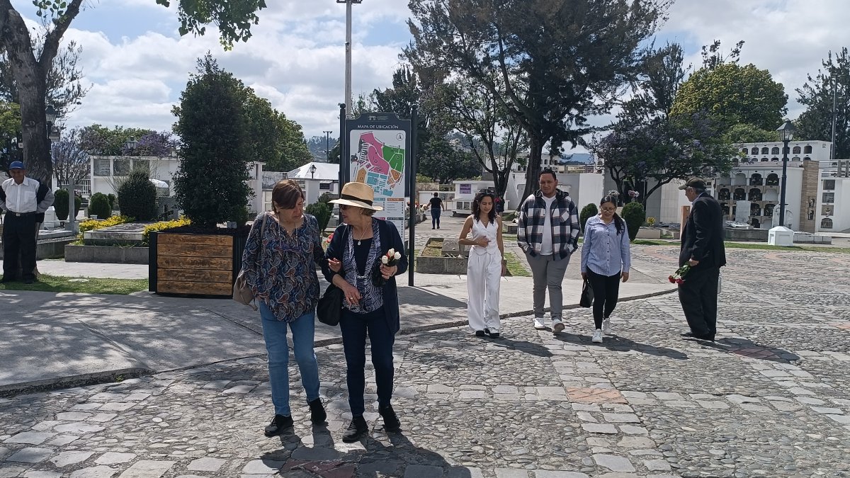 Las familias cuencanas llegaron desde muy temprano al cementerio para limpiar y arreglar las tumbas de sus seres queridos.