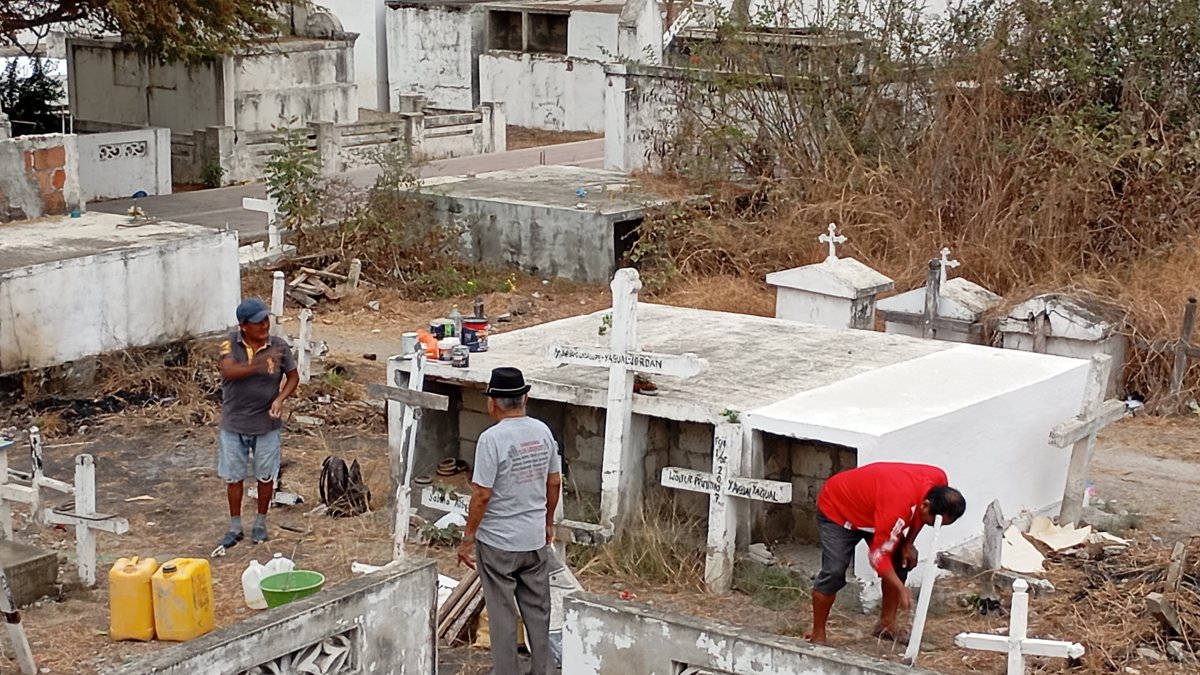 Hechos. Los familiares de los deudos deben primero realizar actividades de limpieza para poder pasar un momento cerca de la tumba de sus seres queridos.