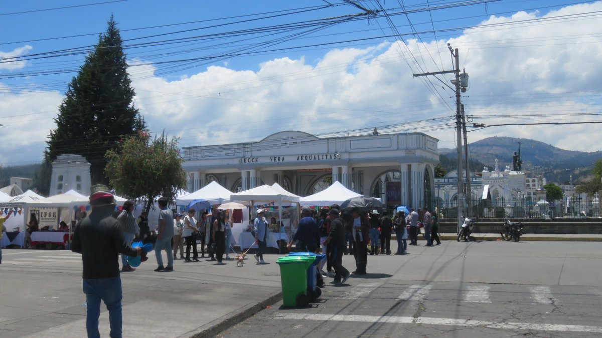 Opción: La comunidad riobambeña se organizó para ofrecer otra alternativa para la reactivacción del comercio en las cercanías de los cementerios.